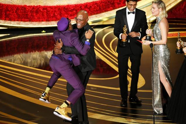 Spike Lee comemora ao receber o Oscar de melhor roteiro adaptado por 'BlacKkKlansman', durante cerimônia de premiação realizada em Los Angeles - 24/02/2019