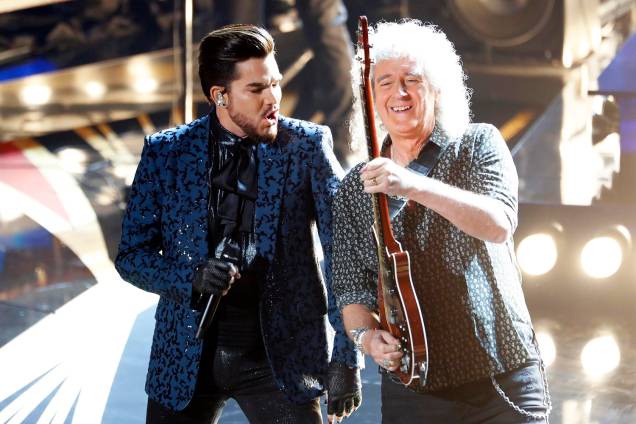 Adam Lambert (esq) e o guitarrista Brian May (dir), durante a apresentação da banda Queen na cerimônia de premiação do Oscar, em Los Angeles - 24/02/2019