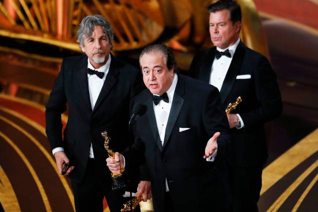 Nick Vallelonga, Brian Currie e Peter Farrelly recebem o Oscar de melhor roteiro original por 'Green Book', durante cerimônia de premiação realizada em Los Angeles - 24/02/2019