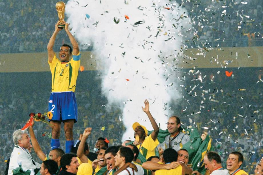 Cafu, capitão do Brasil, ergue a taça da Fifa, após vitória no jogo contra a Alemanha na final da Copa do Mundo de 2002, no Estádio de Yokohama