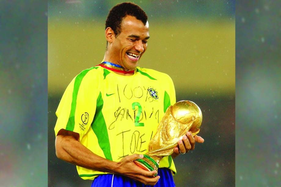 Cafu, capitão do Brasil, ergue a Taça da Fifa, após vitória no jogo contra a Alemanha na final do torneio mundial, no Estádio de Yokohama - 30/06/2002