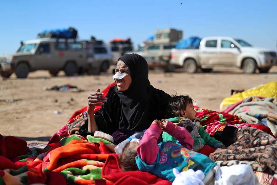 Civis que fugiram dos confrontos entre as Forças Democráticas Sírias e os jihadistas do Estado Islâmico aguardam para serem examinados e registrados pela SDF em Deir Ezzor, Síria - 03/02/2019