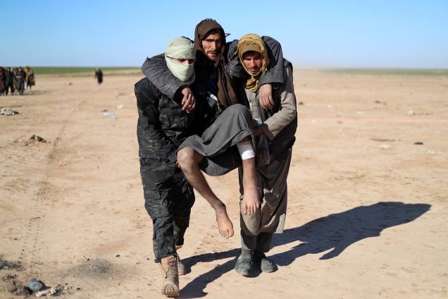 Civis que fugiram dos confrontos entre as Forças Democráticas Sírias e os jihadistas do Estado Islâmico aguardam para serem examinados e registrados pela SDF em Deir Ezzor, Síria - 03/02/2019