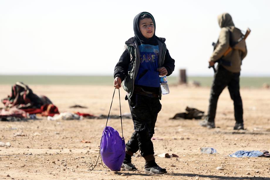 Menino que fugiu dos confrontos entre as Forças Democráticas Sírias e os jihadistas do Estado Islâmico e aguardam para serem examinados e registrados pela SDF em Deir Ezzor, Síria - 03/02/2019