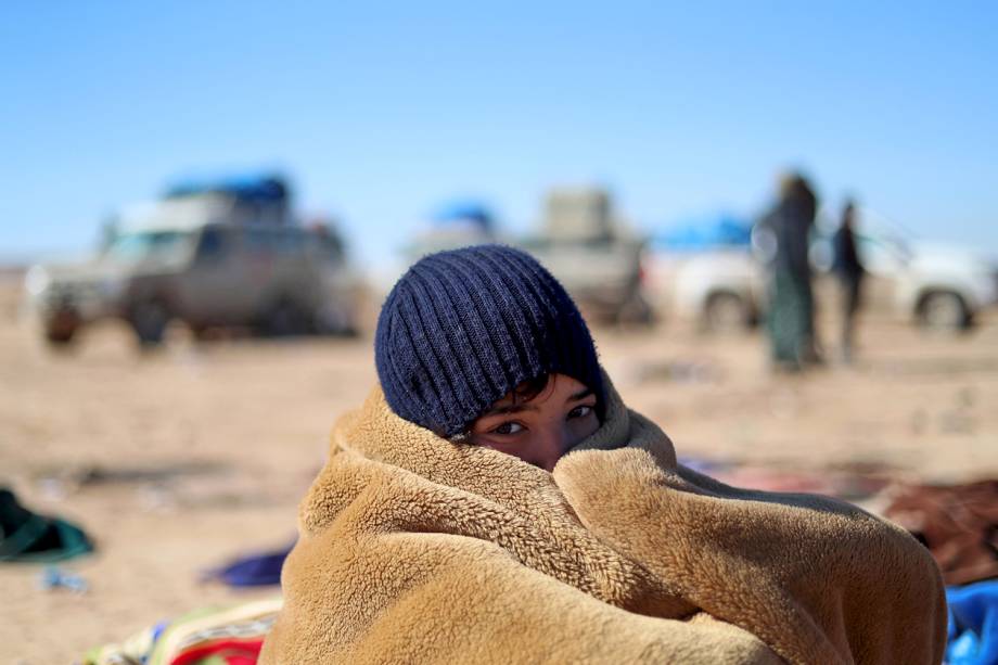 Civis que fugiram dos confrontos entre as Forças Democráticas Sírias e os jihadistas do Estado Islâmico aguardam para serem examinados e registrados pela SDF em Deir Ezzor, Síria - 03/02/2019