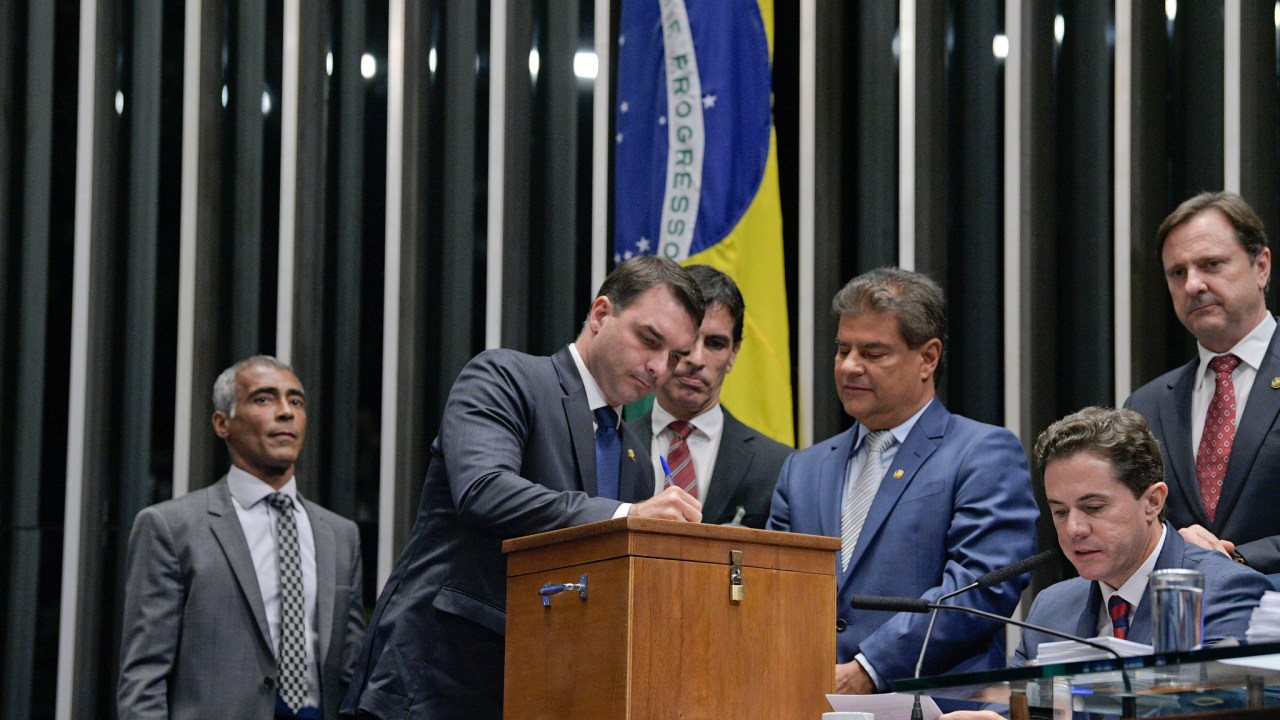 Flavio Bolsonaro vota na eleição do Senado