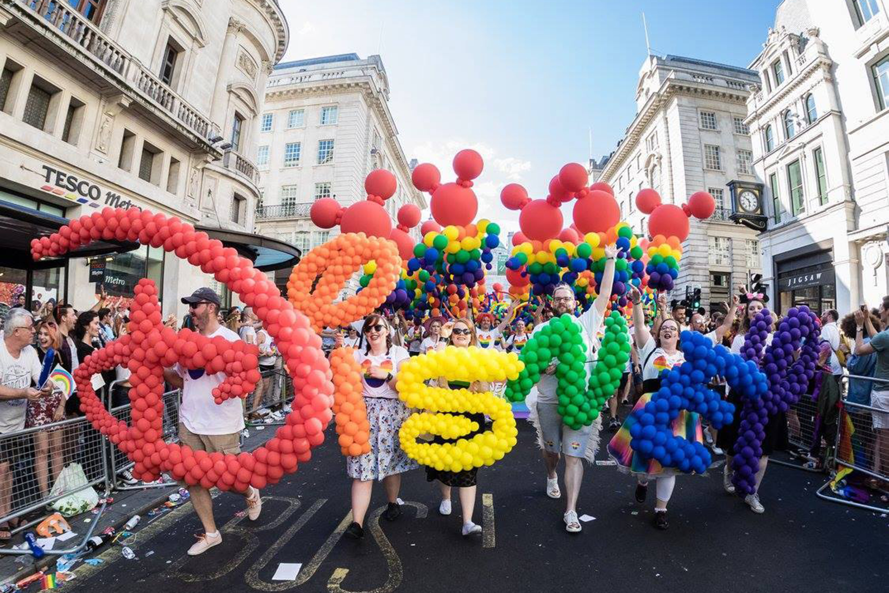 Disney anuncia primeira parada LGBT dentro de um parque VEJA