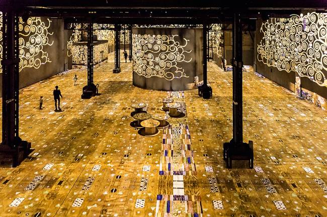 GUSTAV-KLIMT-c_culturespaces_e._spiller KLIMT - Mais de 1,2 milhão de pessoas foram ver o show multimídia com suas obras em Paris. Já a tela O Beijo, em Viena, recebe 1 milhão de pessoas por ano
