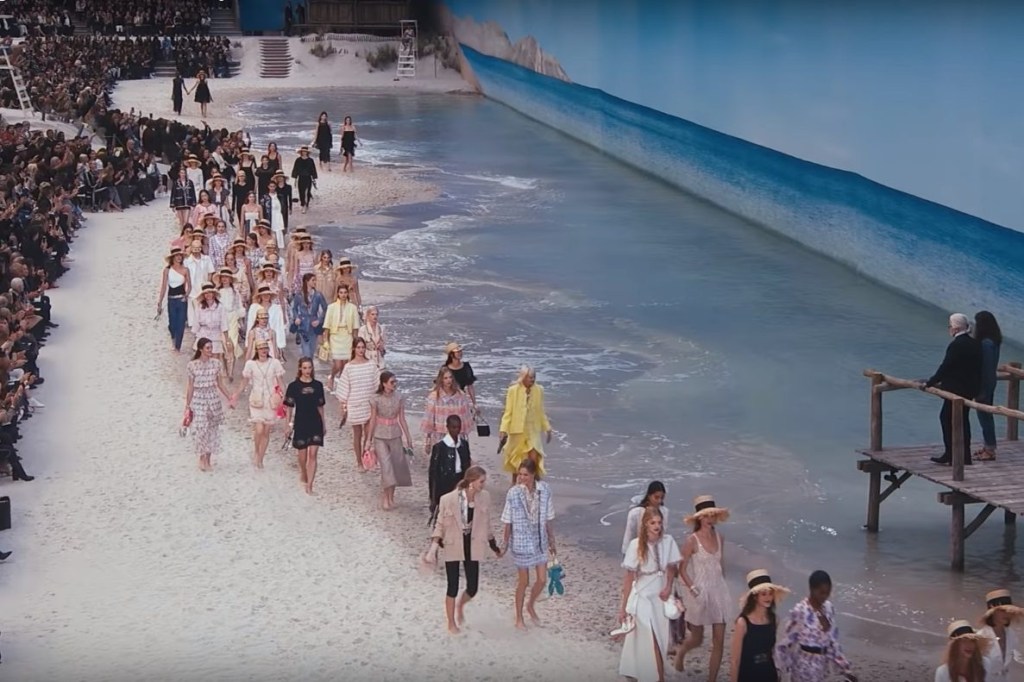 Num dos últimos desfiles organizados por Karl Lagerfeld, a Chanel montou uma praia dentro do Grand Palais em Paris