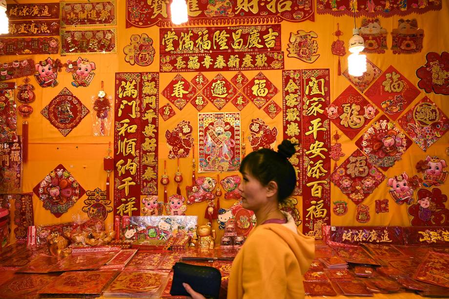 Mulher passa por decoração em celebração ao Ano Novo Lunar em Taipei, Taiwan - 25/01/2019