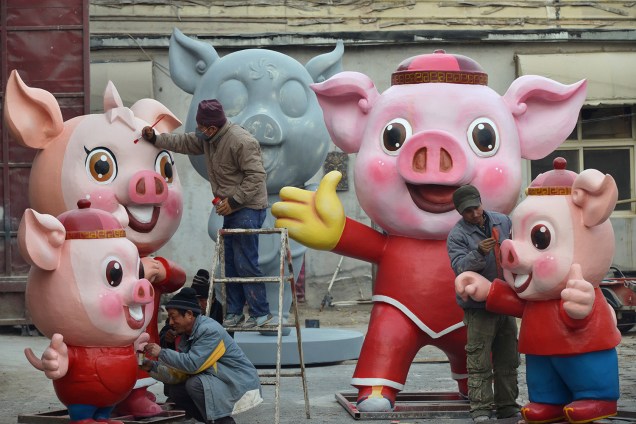 Homens trabalham na construção de esculturas de porcos para as comemorações de Ano Novo Lunar em Changping, distrito de Pequim, China - 24/01/2019