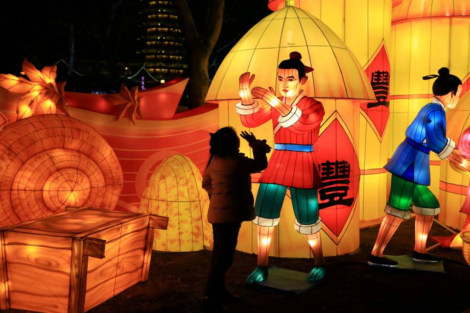Criança observa lanterna parte de instalação em comemoração ao Ano Novo Lunar em Huai'an, província de Jiangsu, China - 28/01/2019