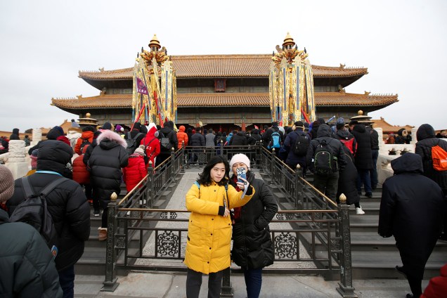 Visitantes tiram selfie em frente a réplicas das "Lanternas da Longevidade" que eram utilizadas como decoração durante as celebrações imperiais da Dinastia Qing, as réplicas fazem parte de uma exibição em comemoração ao Ano Novo Lunar na Cidade Proibida em Pequim, China - 30/01/2019
