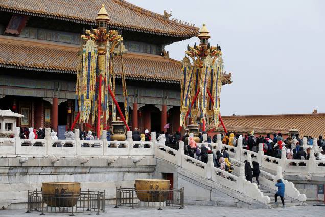 Visitantes passam por réplicas das "Lanternas da Longevidade" que eram utilizadas como decoração durante as celebrações imperiais da Dinastia Qing, as réplicas fazem parte de uma exibição em comemoração ao Ano Novo Lunar na Cidade Proibida em Pequim, China - 30/01/2019 Visitantes passam por réplicas das "Lanternas da Longevidade" que eram utilizadas como decoração durante as celebrações imperiais da Dinastia Qing, as réplicas fazem parte de uma exibição em comemoração ao Ano Novo Lunar na Cidade Proibida em Pequim, China - 30/01/2019