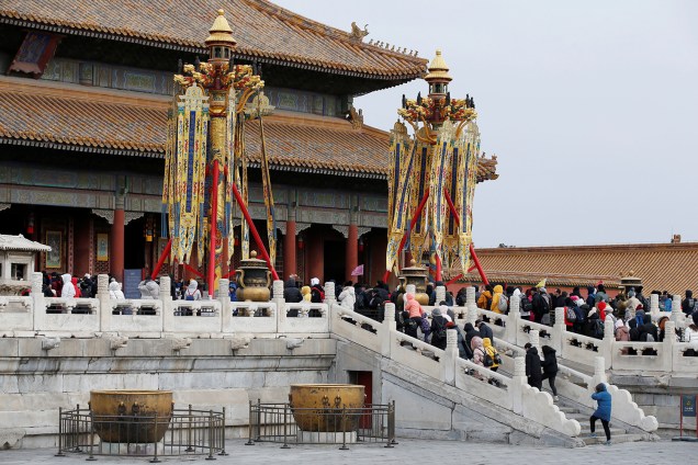 Visitantes passam por réplicas das "Lanternas da Longevidade" que eram utilizadas como decoração durante as celebrações imperiais da Dinastia Qing, as réplicas fazem parte de uma exibição em comemoração ao Ano Novo Lunar na Cidade Proibida em Pequim, China - 30/01/2019