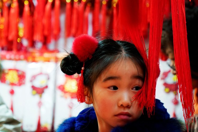 Menina é vista próxima as decorações de Ano Novo Lunar no Yu Yuan Garden em Xangai, China - 31/01/2019
