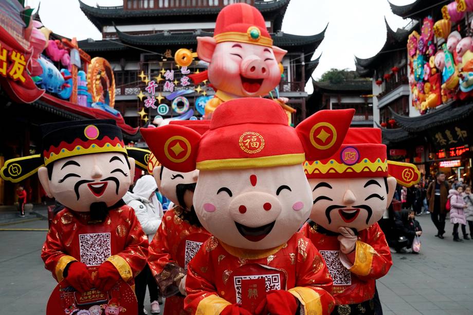 Pessoas fantasiadas de porco participam de celebração do Ano Novo Lunar no Yu Yuan Garden em Xangai, China - 31/01/2019