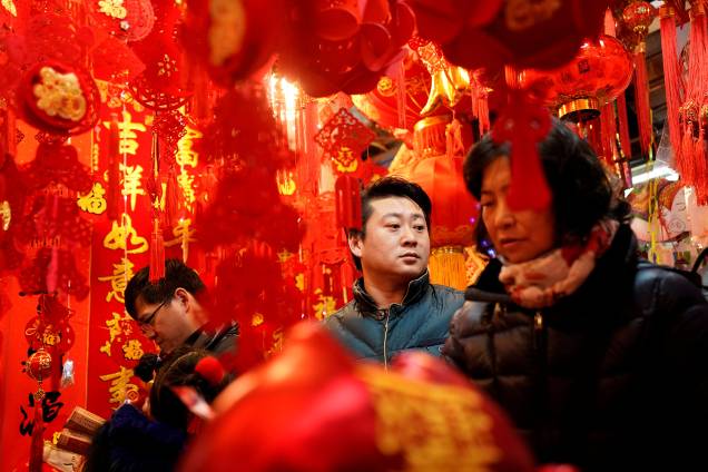 Pessoas andam entre lanternas decorativas do Ano Novo Lunar no Yu Yuan Garden em Xangai, China - 31/01/2019 Pessoas andam entre lanternas decorativas do Ano Novo Lunar no Yu Yuan Garden em Xangai, China - 31/01/2019
