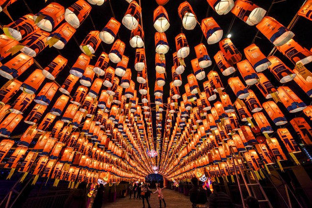 Visitantes passam por um túnel decorado com lanternas em um show de luzes para celebrar o Ano Novo Lunar chinês, em Xian, Shaanxi, na China - 01/02/2019