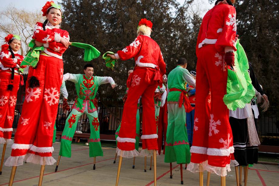 Aristas em pernas de paus aguardam nos bastidores do Ditan Park durante o primeiro dia do Ano Novo Lunar, conhecido como Ano do Porco, em Pequim, na China - 05/02/2019