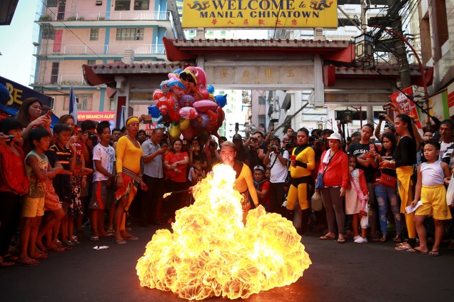 Um artista realiza performance cuspindo fogo durante as comemorações do ano novo lunar na Chinatown de Manila, em Binondo, nas Filipinas - 05/02/2019