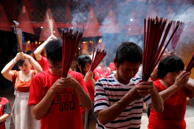 Pessoas rezam segurando incensos desejando felicidade e fortuna durante o ano do porco, no Ano Novo Lunar em um templo de Jacarta, na Indonésia - 04/02/2019