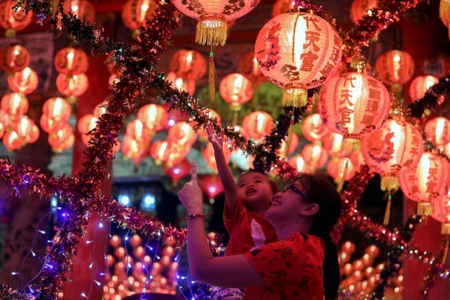 Mãe e filho observam as luzes do Ano Novo Lunar eu Bangkok, na Tailândia - 05/20/2019 Mãe e filho observam as luzes do Ano Novo Lunar eu Bangkok, na Tailândia - 05/20/2019