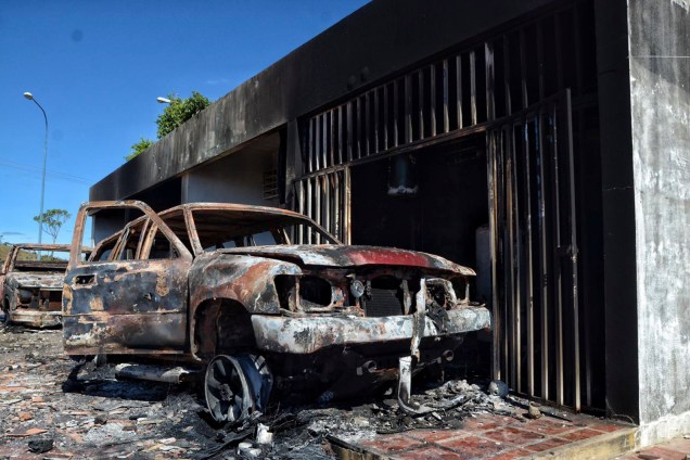 Carros incendiados em Roraima