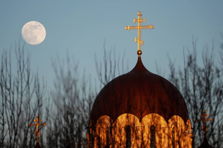 Superlua é vista sobre igreja ortodoxa em Minsk, na Bielorrússia - 18/02/2019