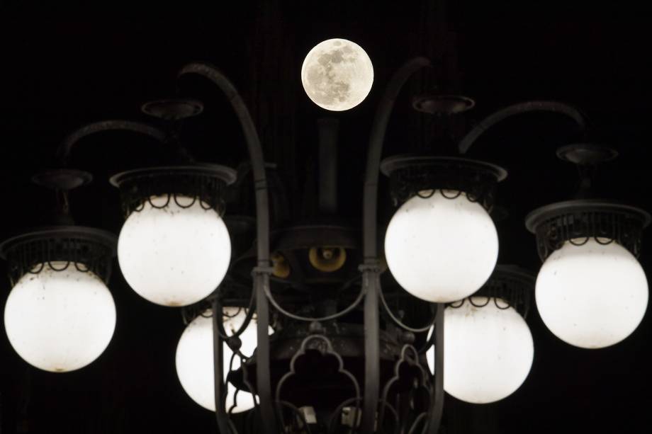 Superlua é fotografada entre luzes na Piazza del Duomo - praça localizada em Milão, na Itália - 19/02/2019