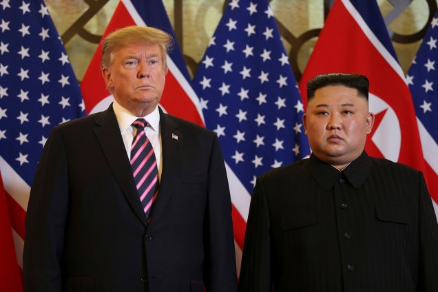 O presidente dos EUA, Donald Trump, e o líder norte-coreano, Kim Jong-un, posam antes da reunião durante a segunda cúpula dos EUA e da Coréia do Norte no Hotel Metropole, em Hanói, no Vietnã - 27/02/2019
