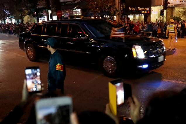 O veículo presidencial de Donald Trump chega ao Metropole Hotel, em Hanói no Vietnam, para a segunda cúpula com a Coréia do Norte - 27/02/2019 O veículo presidencial de Donald Trump chega ao Metropole Hotel, em Hanói no Vietnam, para a segunda cúpula com a Coréia do Norte - 27/02/2019