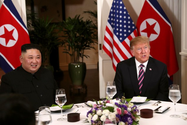 O líder norte-coreano Kim Jong-un e o presidente dos EUA Donald Trump se sentam para o jantar no Hotel Metropole, em Hanói, no Vietnã - 27/02/2019