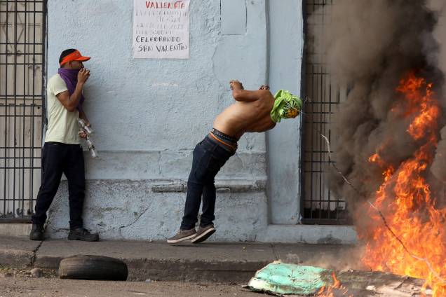 Manifestante se choca com arame farpado durante confronto com as forças de segurança em Ureña, Venezuela - 23/02/2019