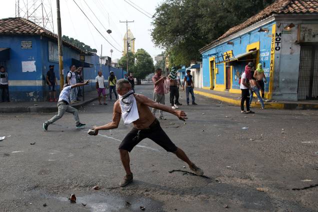Manifestantes entram em confronto com as forças de segurança em Ureña, Venezuela - 23/02/2019