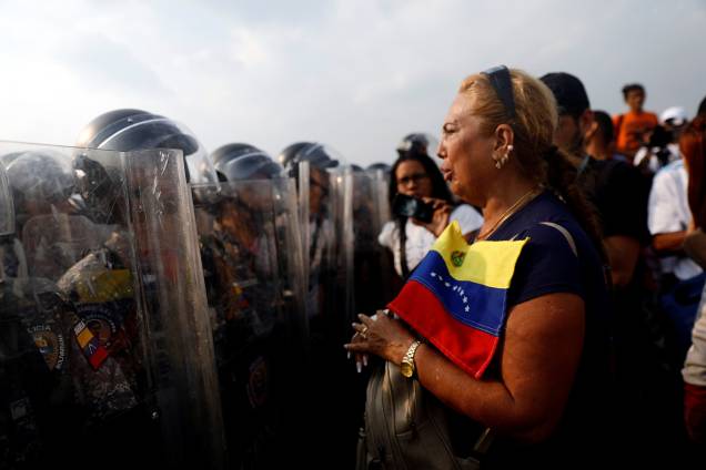 Apoiadores da oposição venezuelana exigem atravessar a fronteira entre a Colômbia e a Venezuela - 23/02/2019