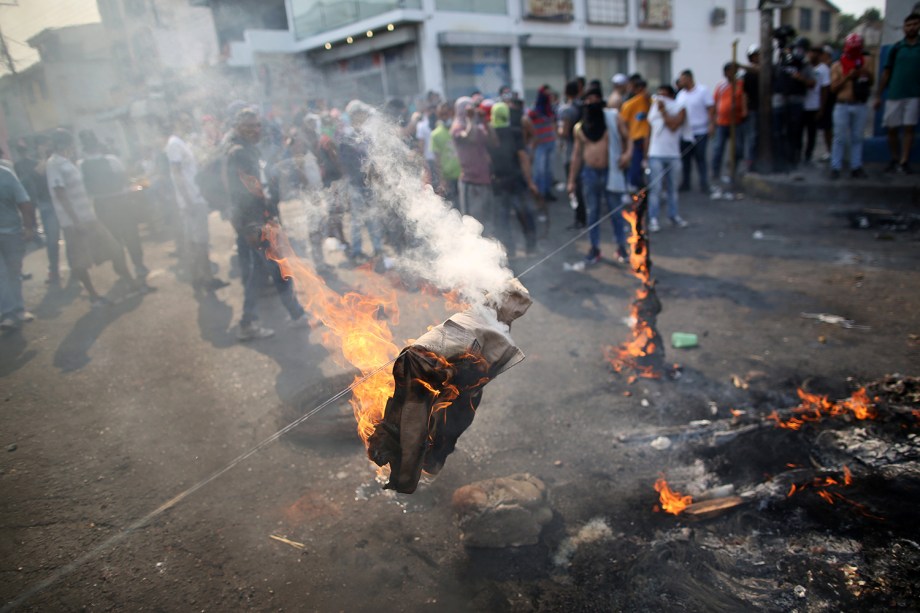 Militares venezuelanos jogam bombas em manifestantes na fronteira