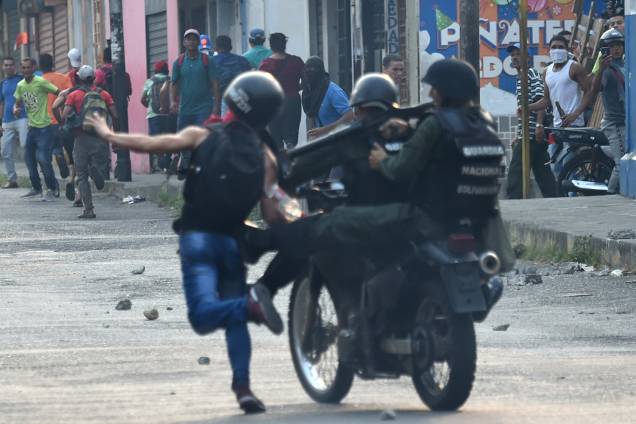 Membros da guarda nacional derrubam manifestante durante protesto em Ureña, Venezuela - 23/02/2019
