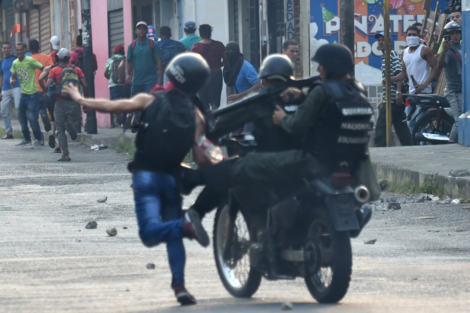 Militares venezuelanos jogam bombas em manifestantes na fronteira