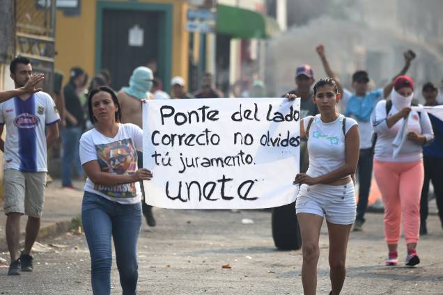 Venezuelanas exibem faixa durante protesto em Ureña, Venezuela - 23/02/2019