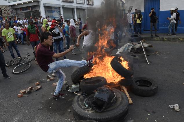 Venezuelanos entram em confronto com a guarda nacional durante protesto em Ureña, Venezuela - 23/02/2019