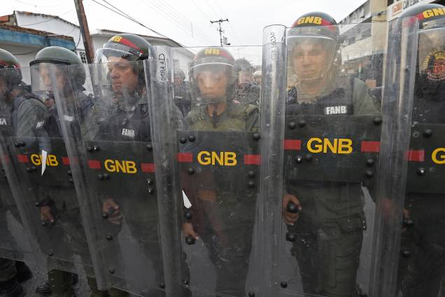 Membros da força de segurança venezuelana se posicionam em Ureña, Venezuela - 23/02/2019