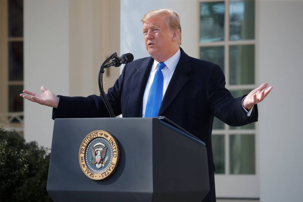 Simplórios no comando