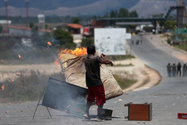 Homem incendeia colchão na fronteira da Venezuela com o Brasil em Pacaraima, Roraima - 24/02/2019