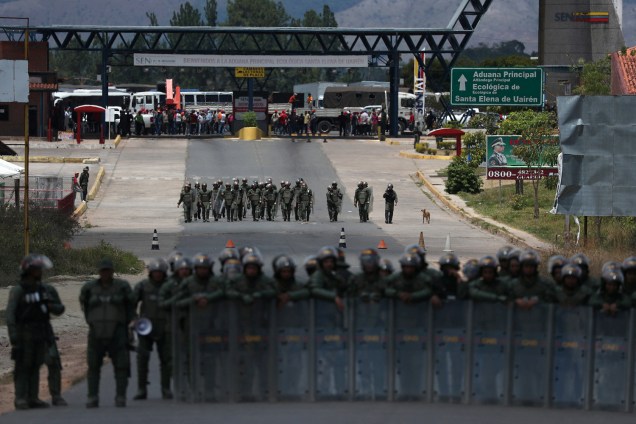 Guarda nacional venezuelana se posiciona na fronteira da Venezuela com o Brasil em Pacaraima, Roraima - 24/02/2019