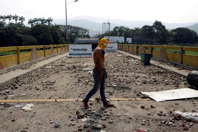 Homem caminha pela ponte Simon Bolivar na fronteira da Venezuela com a Colômbia em Cúcuta, Colômbia - 24/02/2019