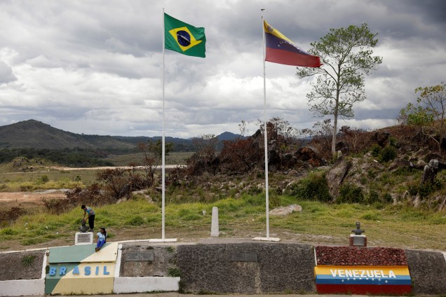 Crianças são vistas na fronteira entre o Brasil e a Venezuela, na região de Pacaraima (RR) - 21/02/2019