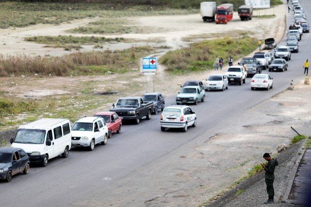 Congestionamento de veículos após fechamento da fronteira que liga o Brasil e a Venezuela, na região de Pacaraima (RR) - 21/02/2019