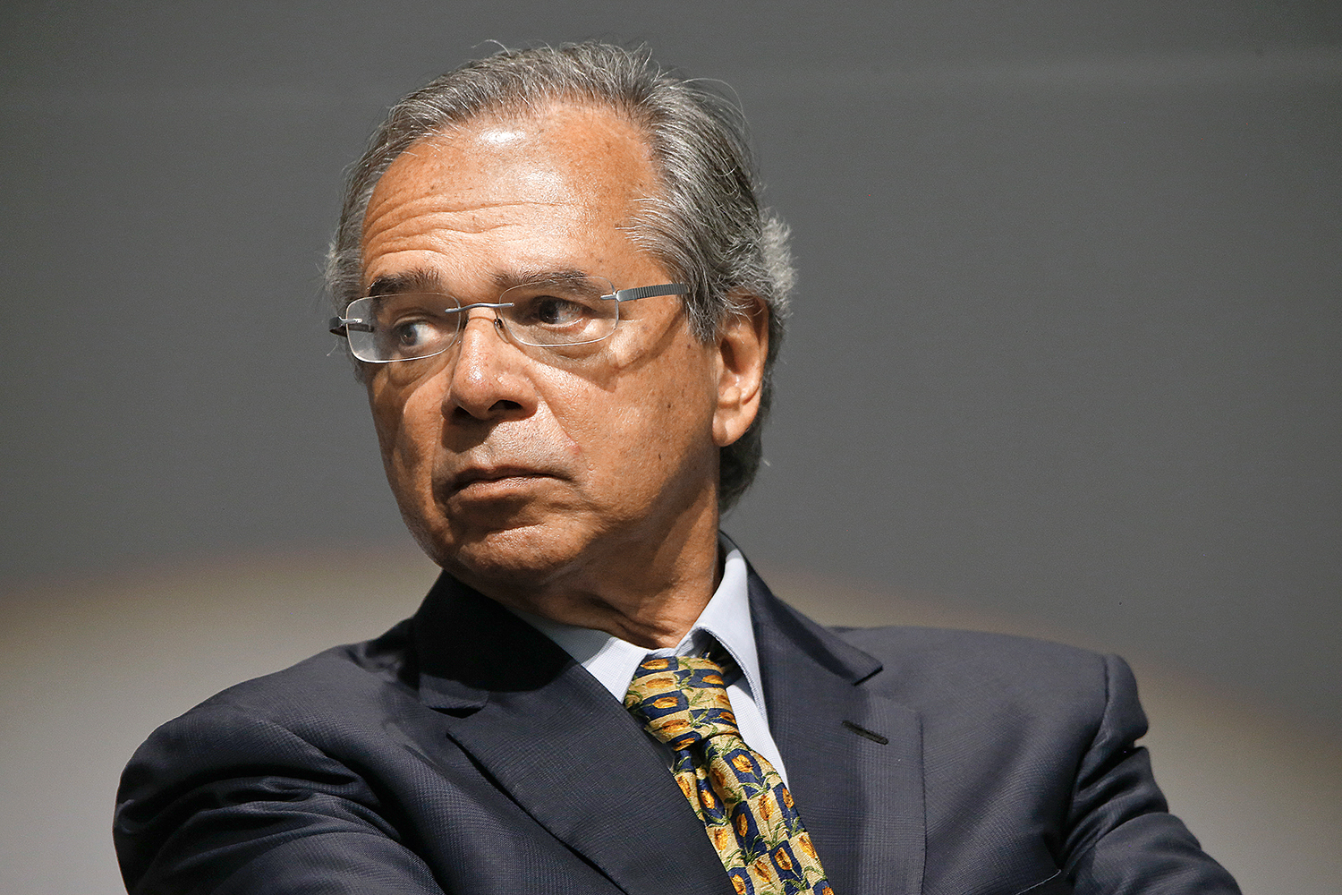 Elogio de Paulo Guedes a Olavo deixa mercado apreensivo | VEJA