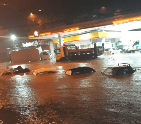 Imagem compartilhada nas redes sociais mostra carros submersos durante temporal no Rio de Janeiro